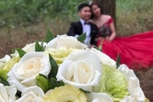 Đắng lòng thanh niên được bạn thân và người yêu cũ 'mời' đi cầm hoa chụp ảnh cưới