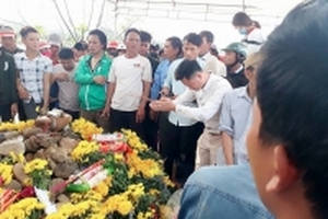 Quảng Bình: Cận cảnh 'rắn thần' được nghìn người quỳ lạy