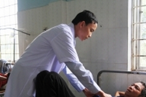 Nhiều người dân bị ngộ độc sau khi ăn thịt gà chết