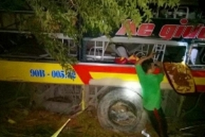 Hiện trường vụ lật xe trên đèo Lò Xo, 20 người bị nạn