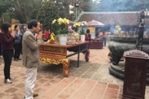 Đình chỉ một giám đốc đi lễ đền Trần trong giờ hành chính