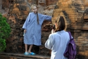 Du khách quốc tế thích thú với dài lam tại Tháp Bà Ponagar