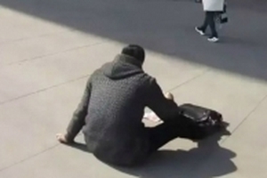 Người đàn ông Trung Quốc thoát chết nhờ quăng tiền ra đường