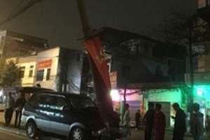 Hà Nội: Leo dải phân cách, xe ô tô 'hạ gục' cột điện