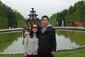 Người đàn ông 3 năm kỷ niệm ngày cưới với di ảnh vợ quá cố