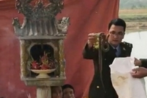 Tháo dỡ rạp che, bắt rắn 'thiêng', giải tán đám đông