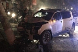 Xe bán tải mất lái húc đổ cột điện khiến nhiều tuyến phố mất điện