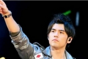 Vì sao ca sĩ hát trên sân khấu thường đeo tai nghe?