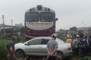 Xế hộp chết máy trên đường bị tàu hỏa đâm trúng