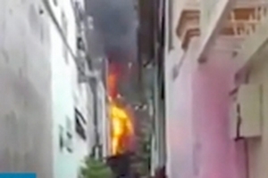 Trèo qua nhà hàng xóm thoát khỏi đám cháy ở Sài Gòn