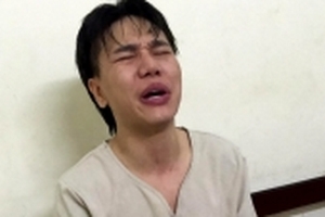 'Ca sĩ Châu Việt Cường ôm vợ khóc tại đồn công an'