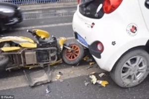 Húc thẳng vào ôtô vì vừa lái xe vừa xem điện thoại