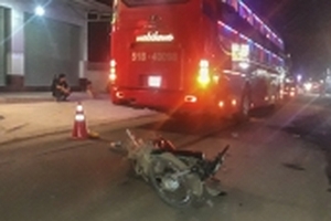 Tránh xe 7 chỗ chạy ngược chiều, 3 mẹ con bị xe khách cán thương vong đêm 8/3