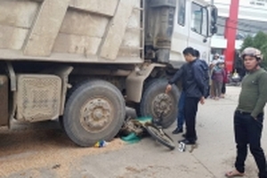 Người phụ nữ chở gạo bị xe tải cán tử vong