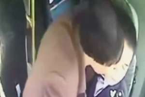 Hành khách say xỉn, cắn vào mặt tài xế xe buýt