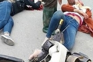 Phú Thọ: Va chạm với xe tải, 2 cô gái trẻ thương vong