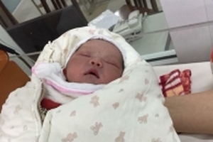 Phát hiện bé trai còn nguyên dây rốn đặt trong thùng giấy bị bỏ rơi ngoài đê