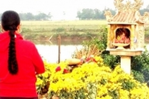 'Rắn thần' bị bắt, người dân vẫn đến thắp hương tại mộ vô danh