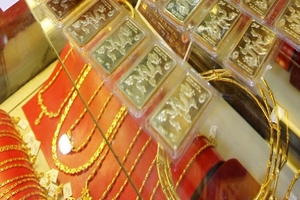 Giá vàng SJC hôm nay (13/3) biến động trái chiều, tỷ giá trung tâm quay đầu giảm mạnh