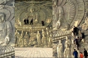 Nhóm du khách trèo lên đầu tượng Phật để chụp ảnh