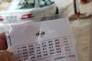 Mua vé số bán dạo trúng giải 70 tỷ đồng