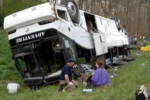 Mỹ: Xe buýt chở 45 người mất lái, rơi xuống khe núi