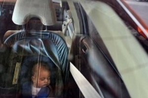 Bé gái 2 tuổi tử vong vì bị bỏ quên trên xe hơi suốt 4 giờ