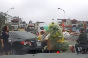 Phạt hơn 1,3 triệu đồng, tước bằng lái 2 tháng nữ tài xế quay đầu trên cầu, quát mắng người đi xe máy