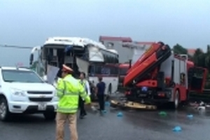 Xe cứu hỏa đấu đầu xe khách trên cao tốc Pháp Vân - Cầu Giẽ, 9 người bị thương