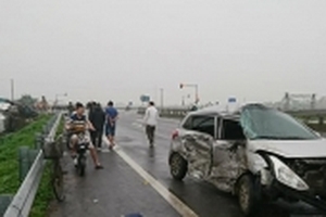 Thái Bình: Xe container lao xuống sông sau khi va chạm với xe ô tô con