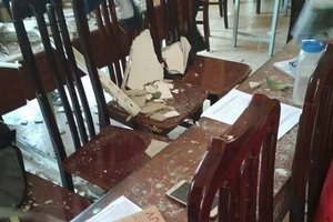 Mảng vữa trần lớp học rơi trúng đầu, 3 học sinh trường THPT Trần Nhân Tông nhập viện