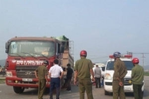 Trên đường đi khám bệnh, thai phụ cùng con trai 4 tuổi tử vong dưới gầm xe tải