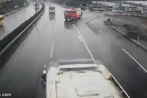 Vụ xe khách tông xe cứu hoả trên cao tốc: Được đi ngược chiều nhưng phải có hướng dẫn cụ thể