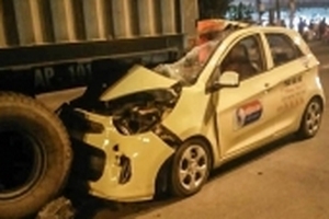 Taxi 'cắm mặt' vào đuôi xe đầu kéo container, tài xế tử vong tại chỗ