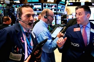 Thị trường chứng khoán Mỹ đỏ lửa sau thông báo nâng lãi suất của Fed