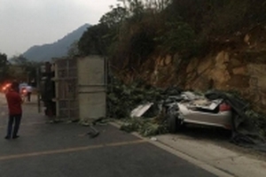 Hòa Bình: Kinh hoàng xe tải lật nghiêng đè bẹp xe con