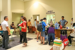 Cư dân chung cư Carina Plaza vật vờ sau vụ cháy kinh hoàng khiến 13 người chết