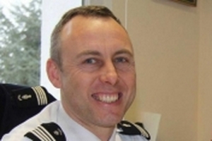 Chuyện viên cảnh sát thế chân nạn nhân bắt cóc khiến cả nước Pháp rơi lệ