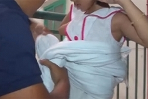 Có nên buộc dây thả trẻ xuống khi cháy chung cư?