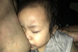 Con gái võ sư địu hai con vượt biển lửa ở chung cư Carina