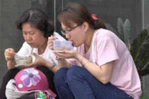 2 ngày sau vụ cháy tàn khốc, cuộc sống của cư dân chung cư Carina giờ ra sao?