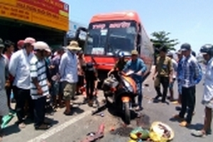 Xe khách tông hàng loạt xe máy, 5 người thương vong