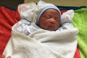 Chàng trai lần theo tiếng khóc cứu bé sơ sinh bị bỏ rơi trong đêm tối