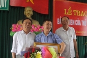 Trao tặng Bằng khen của Thủ tướng cho người đàn ông nhảy sông cứu người tự tử