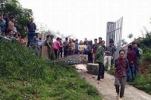 Lào Cai: Cổng trường đổ sập đè chết học sinh lớp 2