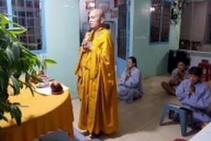 Dân sống gần chung cư Carina mời thầy cầu siêu cho 13 nạn nhân