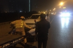 Hà Nội: Gặp 'trận địa' cục bê tông ở đường trên cao, xe Range Rover vỡ hai lốp trước, suýt thành 'xe bay'