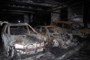 Nhiều ôtô sang cháy trơ khung trong hầm chung cư Carina