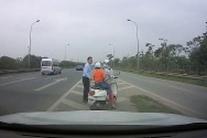 Đi nhầm vào đường cao tốc, 2 mẹ con run rẩy trước dòng xe lao vún vút và hành động bất ngờ của tài xế ô tô