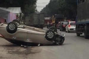 Hà Nội: Đi với tốc độ nhanh, xe ô tô mất lái lật ngửa giữa đường như phim hành động